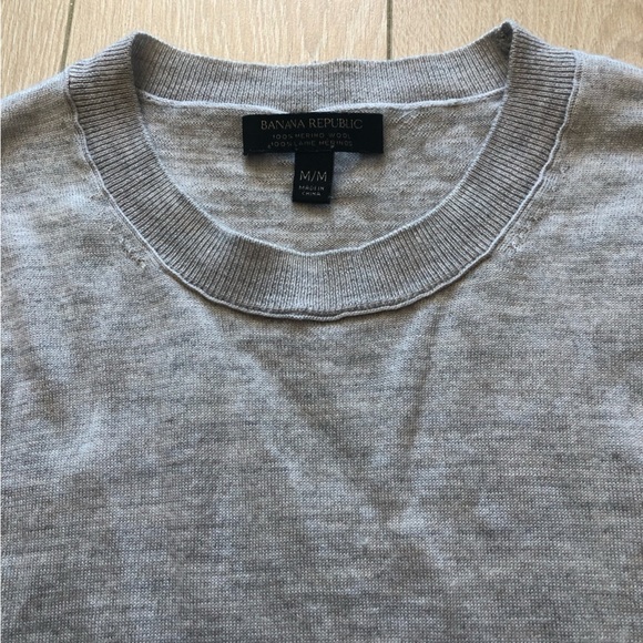 Banana Republic 100% Merino Wool Eyelet Sleeve Light Sweater in Grey Size M - Picture 7 of 11
